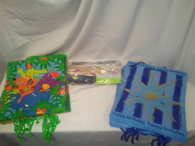 lot 231 image: 204 gift wrap items.