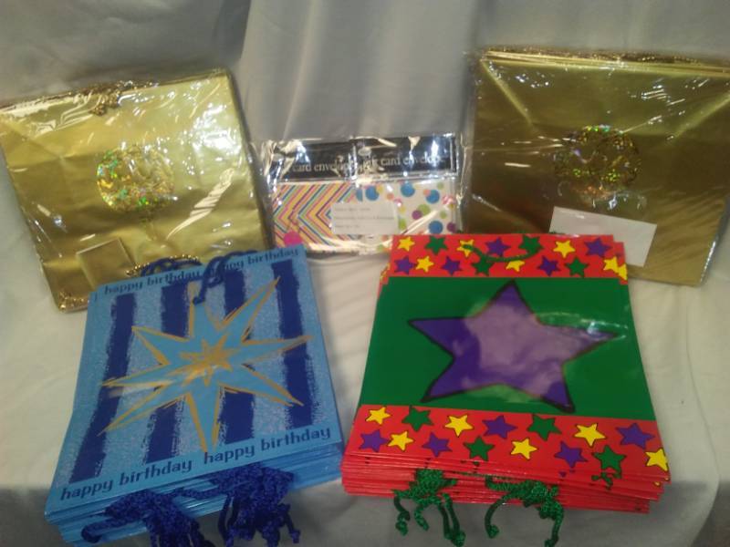 lot 230 image: 72 gift wrap items.