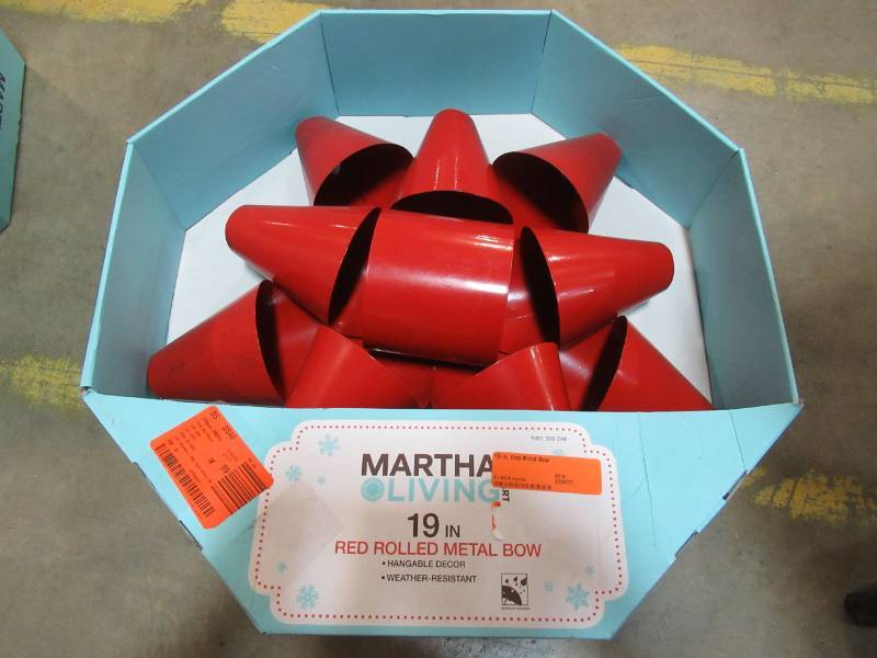 lot 282 image: Martha Stuart Living 19 in. Red Metal Bow, 2204100HD