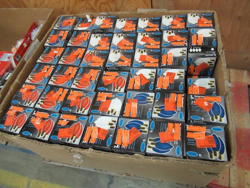lot 207 image: BIDDERS CHOICE 25 Packs of C9 Incandescent Bulbs. Each pack contains 25 Bulbs. - FIRST COME FIRST CHOICE
