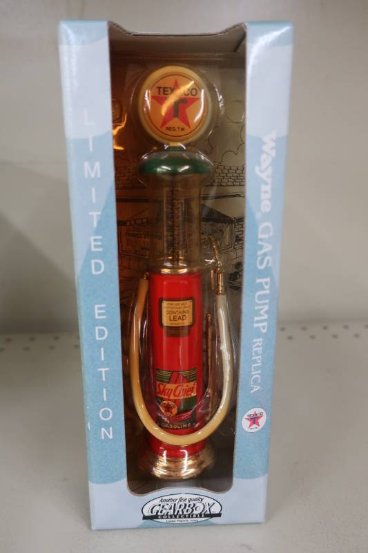 lot 325 image: Texaco Die-Cast Wayne Gas Pump