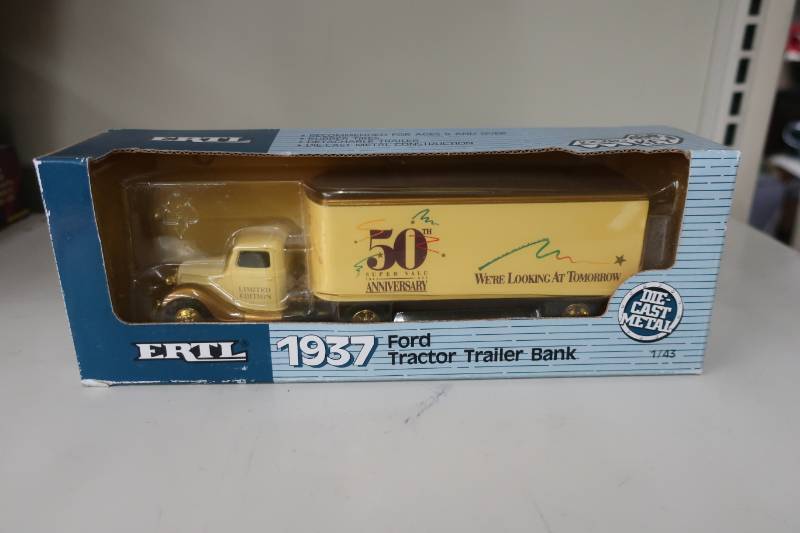 lot 342 image: Ertl 1937 Ford Tractor Trailer Locking Bank