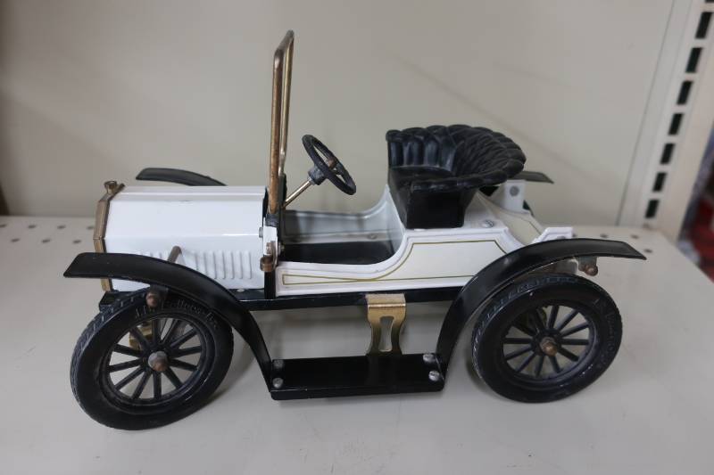 lot 343 image: Unknown Vintage Metal Car Model