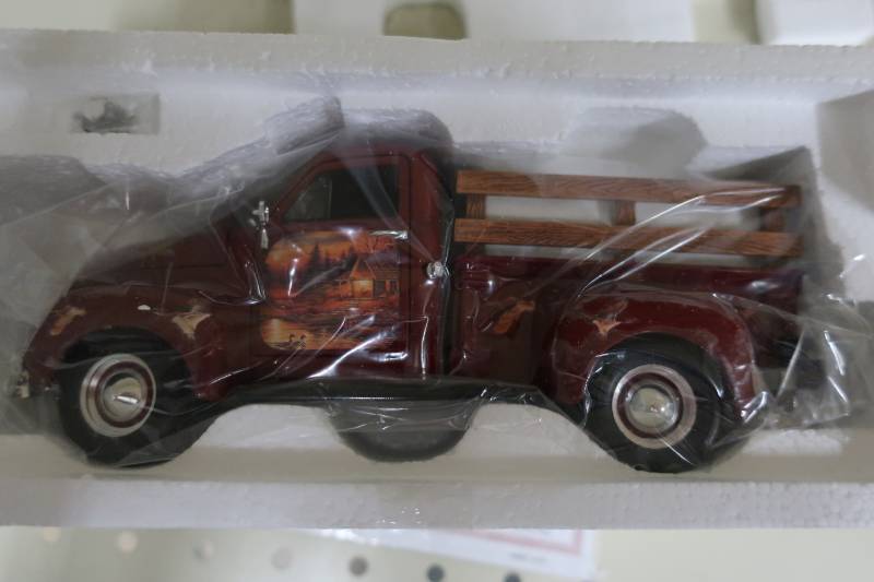 lot 355 image: Ertl Terry Redlin 1947 Studebaker Pickup