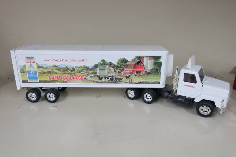 lot 370 image: Land O Lakes Tractor Trailer
