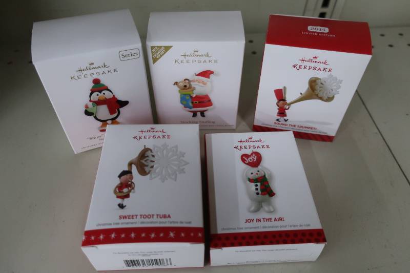 lot 383 image: 5 Miscellaneous Hallmark Keepsake Ornaments