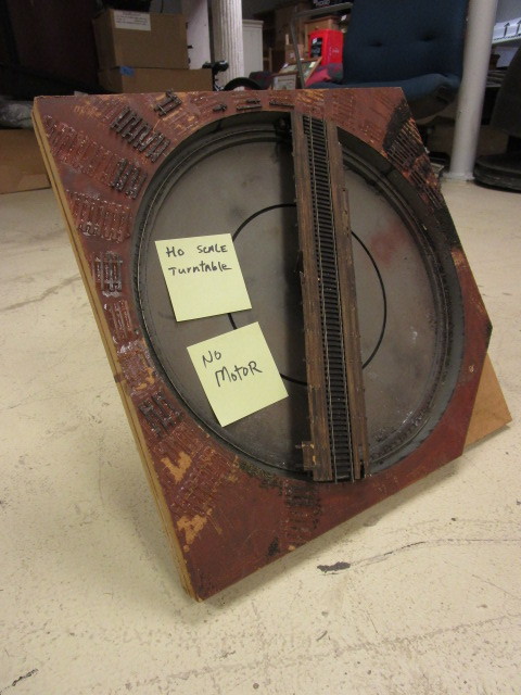 lot 404 image: HO SCALE TURNTABLE