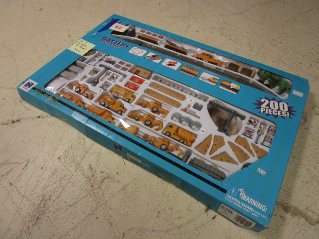 lot 410 image: TOY TOWN 200 PIECE PLAY SERIES