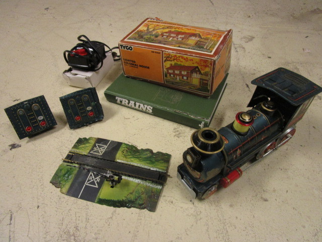 lot 419 image: TRAIN ENTHUSIAST GRAB BOX