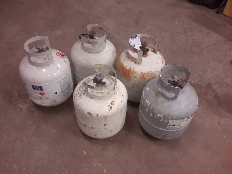 lot 611 image: 5 Propane Tanks