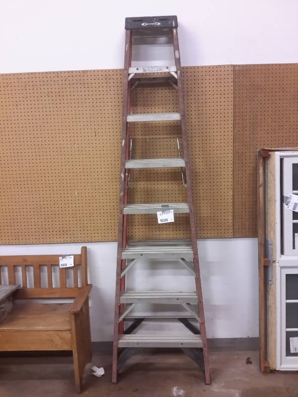lot 615 image: Werner 8ft Fiberglass Ladder