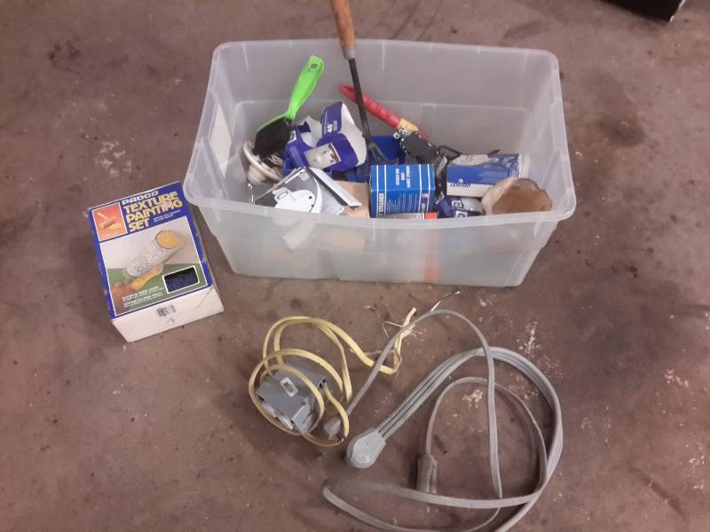 lot 629 image: Box of Miscellaneous Lighting, and Wiring Items