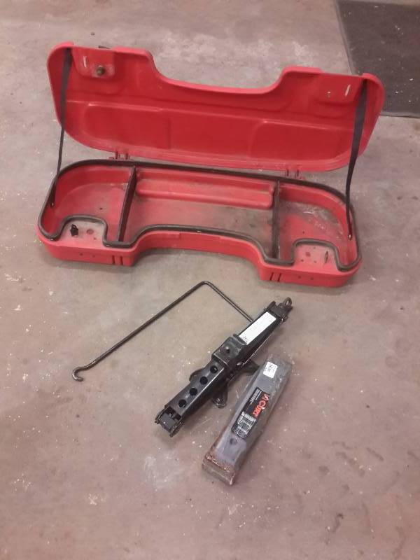 lot 628 image: Car Jack, Curt Hitch, and Container