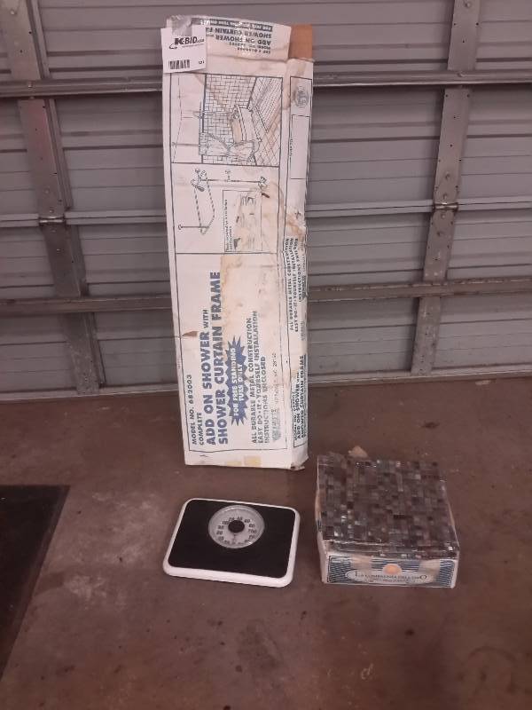 lot 631 image: Lot of Miscellaneous Bathroom Items