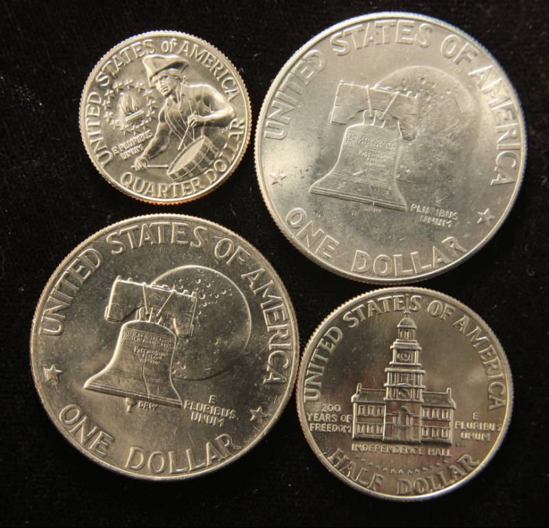 GROUP OF 4 1976 BI-CENTENNIAL COINS 2 IKES, 1 50C, 1 25C