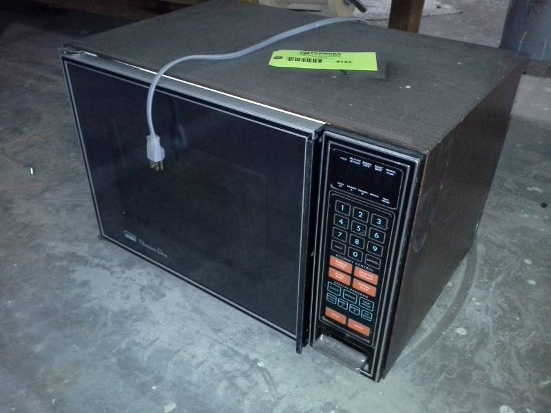 lot 4144 image: Montgomery Ward Microwave