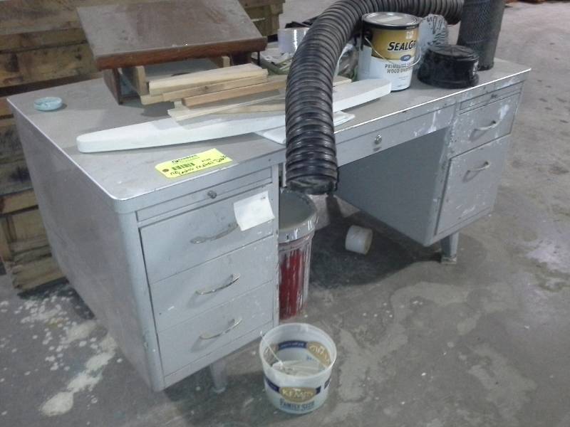lot 4146 image: Metal Desk