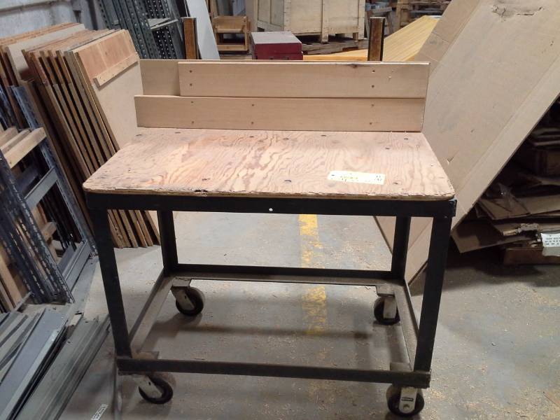 lot 4243 image: Rolling Work Bench