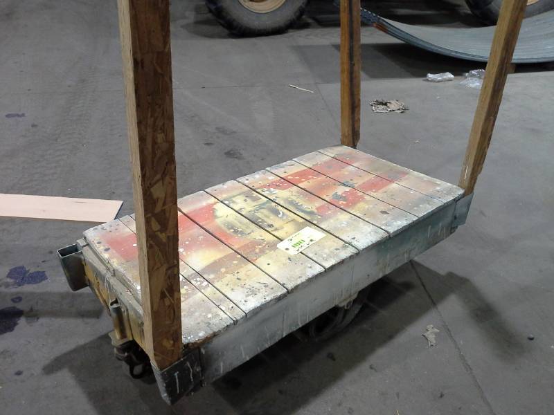 lot 4253 image: Unknown Brand - Nutting Style Cart