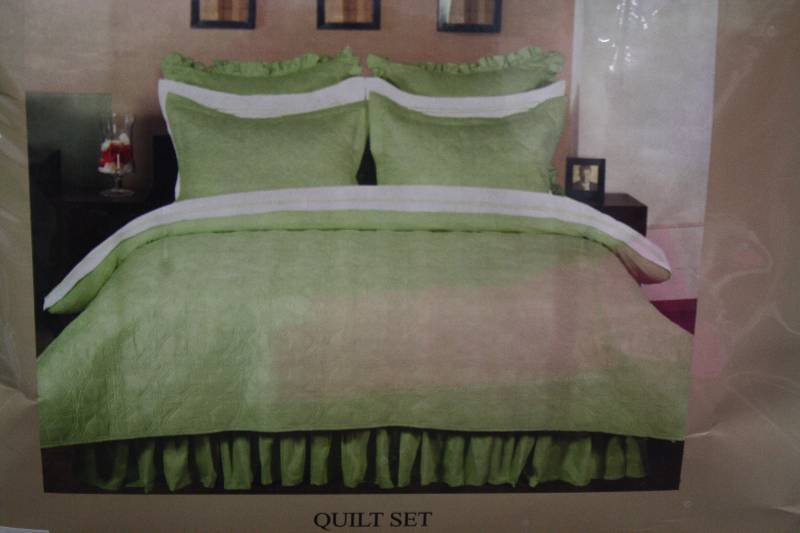 lot 29 image: Home Decor Quilt Set - New