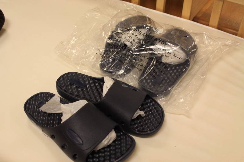 lot 59 image: Navy Kids Size 1-2 Sandals  2 Pair New