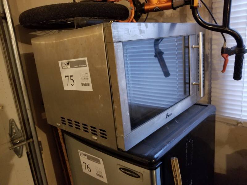 lot 75 image: Ewave Microwave Oven