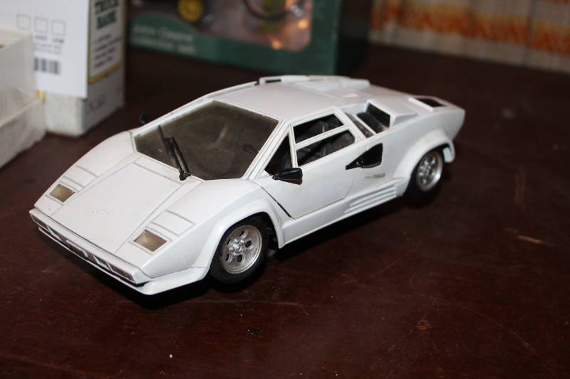 lot 219 image: Vintage Die Cast Metal 118 Scale Lamborghini Countach