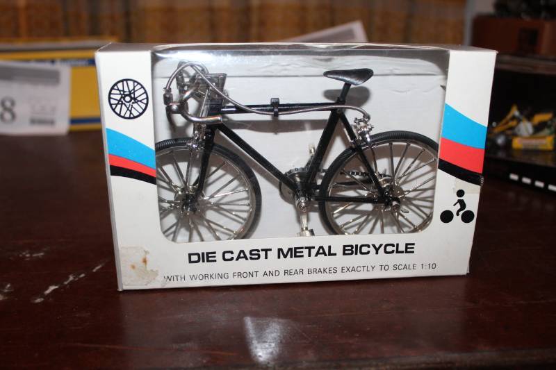 lot 210 image: Vintage Die Cast Metal 110 Scale Bicycle