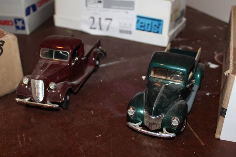 lot 227 image: Vintage Die Cast Metal 124 Scale Trucks - 1937 Ford, 1940 Ford