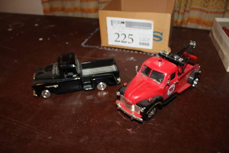 lot 225 image: Vintage Die Cast Metal 124 Scale Trucks - 1939 Wrecker, 1955 Chevrolet