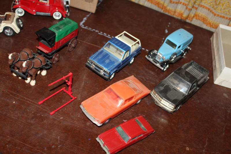 lot 220 image: Vintage Toy Cars - Scale Cars, Trucks, Clydedales, Engine Lift