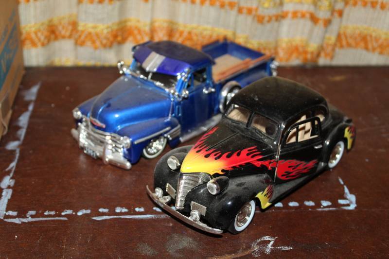 lot 226 image: Vintage Die Cast Metal 124 Scale Cars - 1951 Chevrolet, 1939 Chevrolet Coupe