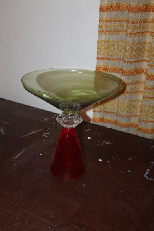 lot 240 image: Vintage Decorative Glass Bowl with Stand