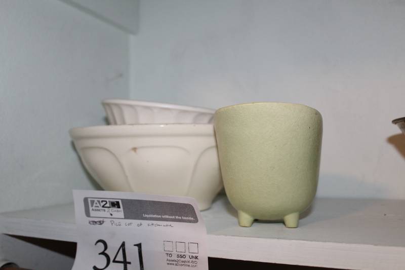 lot 341 image: Kitchenware - McCoy, Universal, and Ecoline Bowls, Serving Bowls