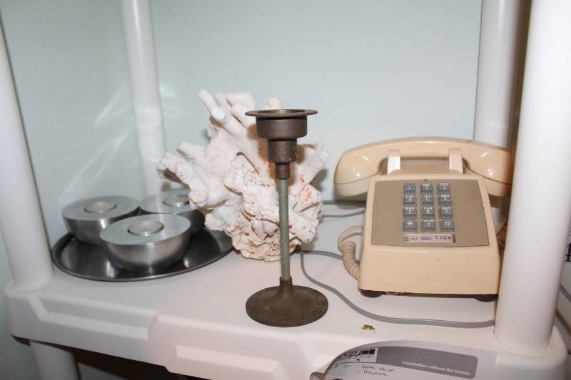lot 338 image: Home Dcor, Telephone