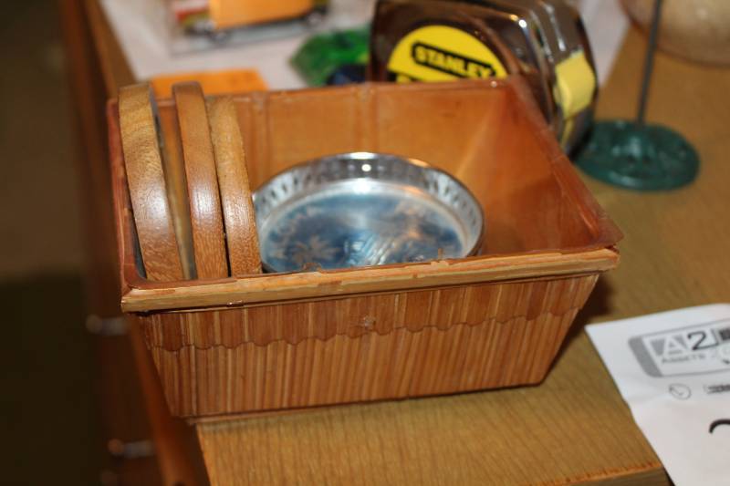 lot 381 image: Vintage Hawaiian Table Dcor