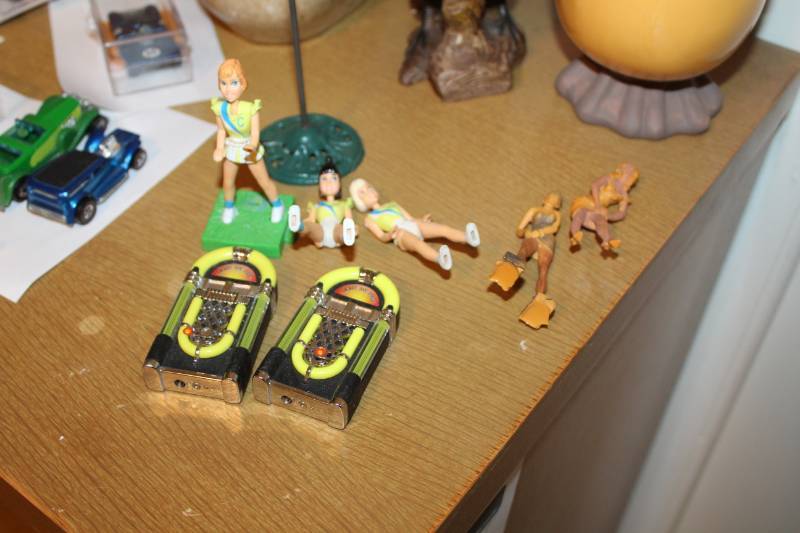 lot 330 image: Lighters, Figurines