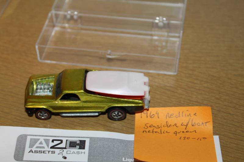 lot 327 image: 1969 Hot Wheels Redline Seasider w Boat Die Case Metal Car with Clear Plastic Display Case
