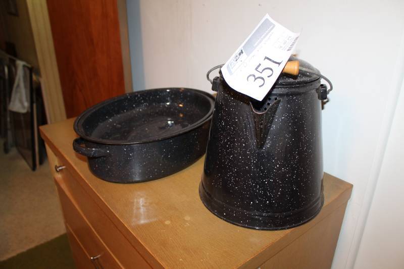 lot 351 image: Vintage blue speckled enamelware coffee pot and roasting pan