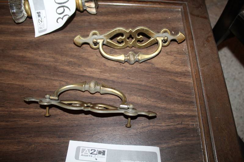 lot 389 image: Brass Drawer Pull Knob Set