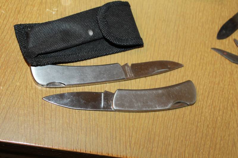 lot 194 image: Locking Folding Knives with 1-Case