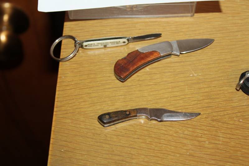 lot 303 image: Pocket Knives, Fixed Blade Knife