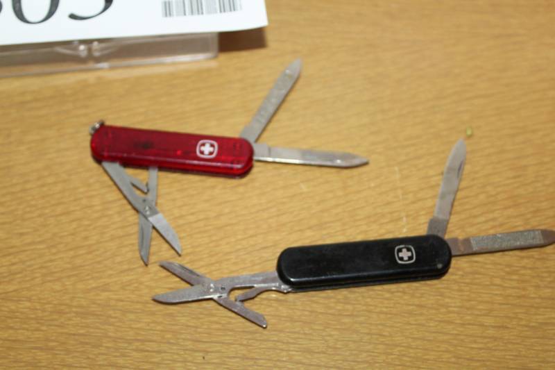 lot 305 image: Mult-Tool Folding Knives