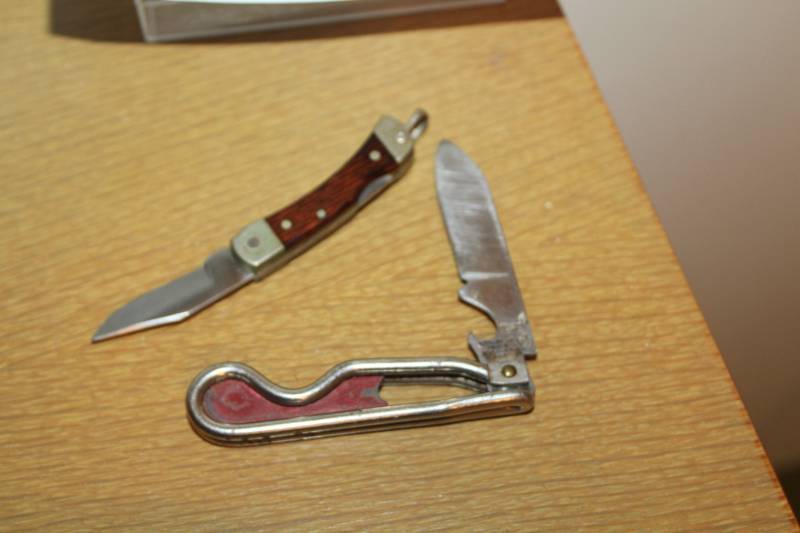 lot 309 image: Locking Pocket Knives