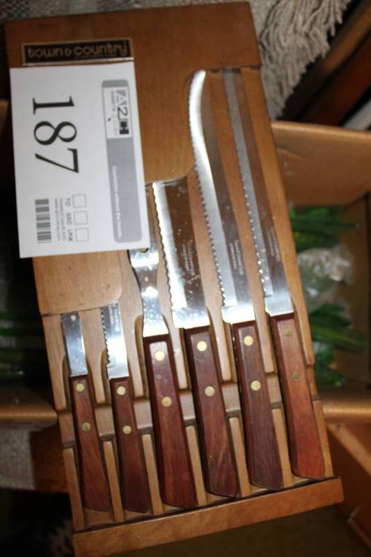 lot 187 image: Town & Country 6-Piece Wood Handle Kitchen Knife Set with Wood Case
