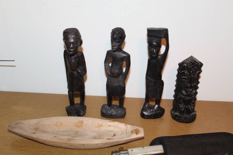 lot 178 image: Tribal Table Decor