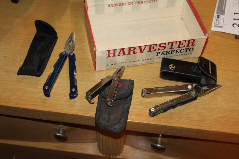 lot 315 image: Multi-Tool Knives with Cases