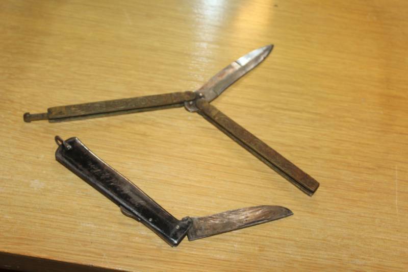 lot 311 image: Folding Knives