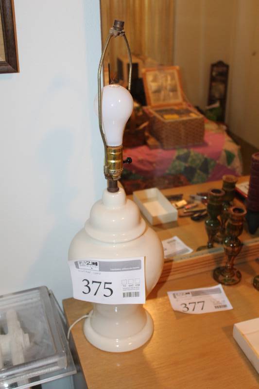 lot 375 image: Vintage Table Lamp