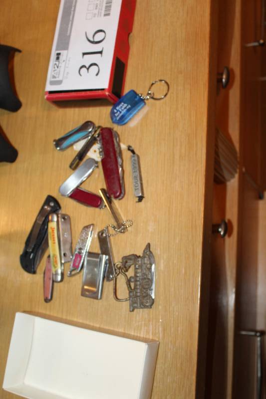 lot 316 image: Pocket Knives